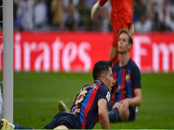 Tin bóng đá Barca 17/10: Lewandowski sút lên trời trước gôn trống