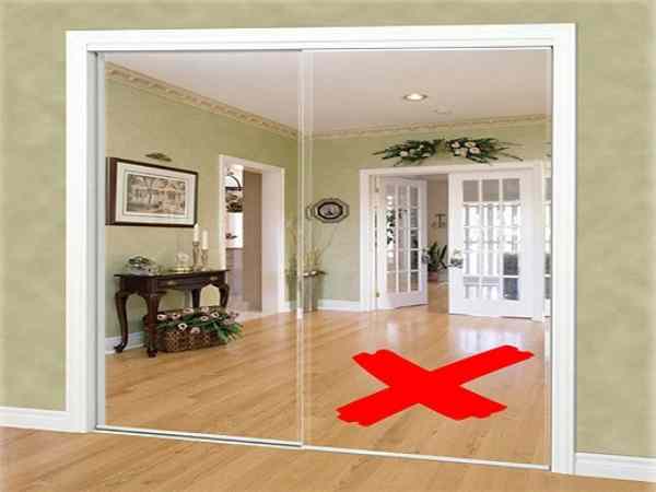 Gương đối diện cửa phòng ngủ