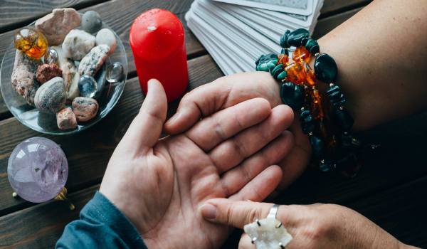 Nhìn thấy đi xem bói điềm hung hay cát? Giải mã điềm báo