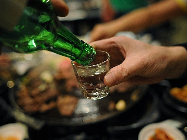 Nhìn thấy bạn trai uống rượu báo điềm tốt hay xấu, đánh loto con gì