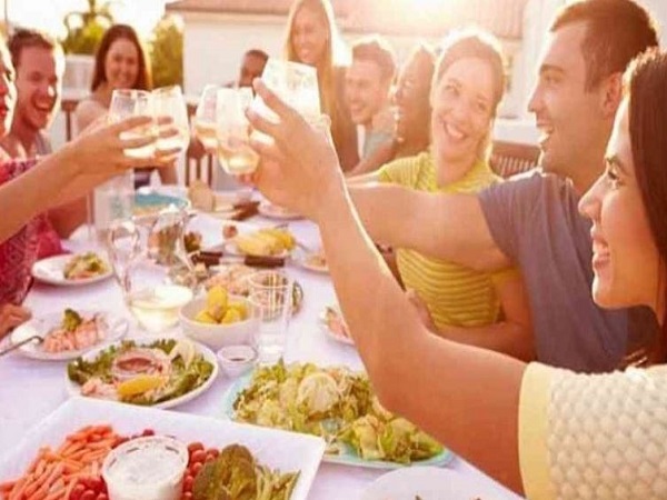 Giải mã chi tiết các giấc mơ thấy ăn cỗ