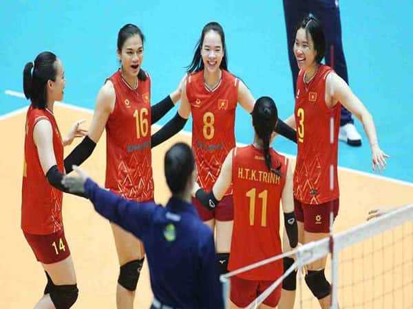 Các cô gái áo đỏ Việt Nam trên sàn đấu quốc tế lần đầu tiên