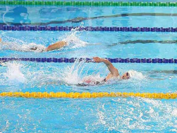 Cuộc đua bơi lội căng thẳng trên đường đua xanh