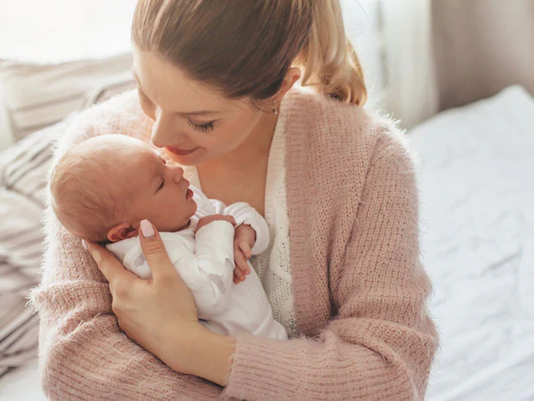 Luận giải nằm mơ thấy bế em bé là điềm gì, hên hay xui?