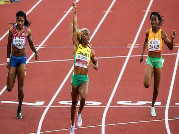 Vận động viên ăn mừng chiến thắng ở vạch đích