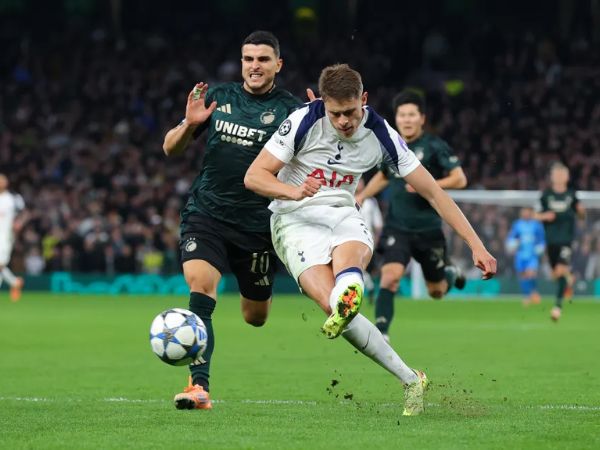 Van de Ven thực hiện pha solo ấn tượng từ sân nhà Tottenham Van de Ven thực hiện pha solo ấn tượng từ sân nhà Tottenham